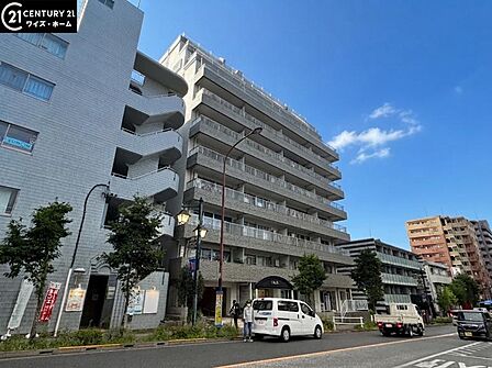 【外観】陽光をたっぷりと取り込む明るい住空間。圧迫感がなく街並みに馴染む落ち着いた佇まい。