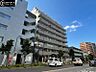 外観：【外観】陽光をたっぷりと取り込む明るい住空間。圧迫感がなく街並みに馴染む落ち着いた佇まい。