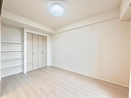 【洋室:6.0帖】 一日の疲れをいやしてくれる主寝室。時を忘れて過ごす場所として過ごせるお部屋です。