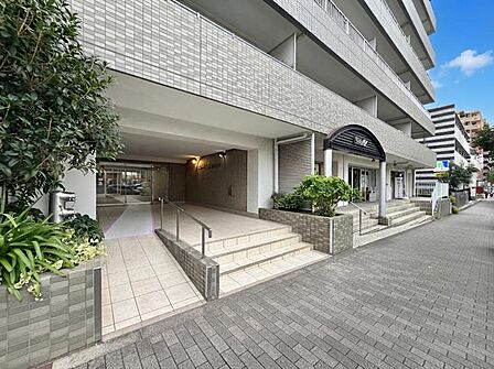【外観】閑静な住宅街に佇む住まい。