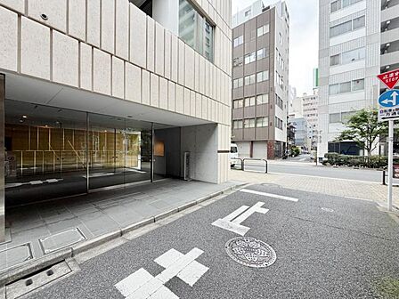 【エントランス】　しっかりと管理が行き届き開放感があり明るいマンションの顔