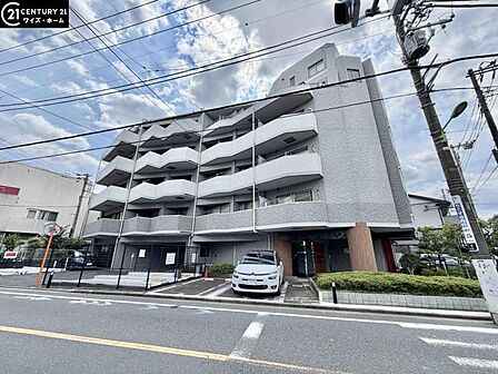【外観】青空に映える重厚な佇まい。