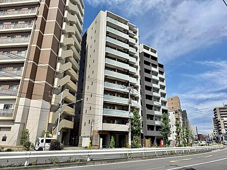 【外観】圧迫感がなく街並みに馴染む落ち着いた佇まい。