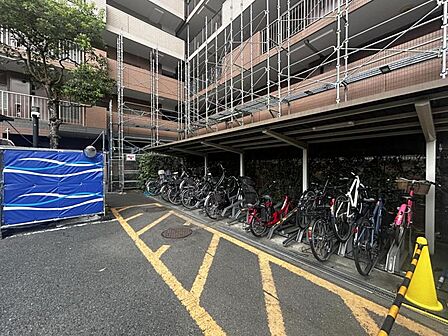 【駐輪場】敷地内に設置されており、日々の利用にも便利です。
