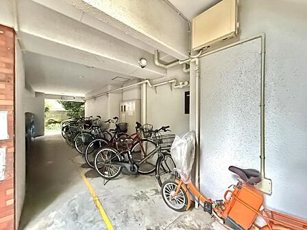 【駐輪場】屋内自転車置き場のため雨風の影響を受けにくく、保管環境も良好です。
