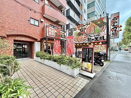 【エントランス】ゆとりあるフラットアプローチ。日々の歩みも優雅に迎えるエントランス。