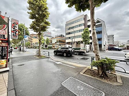 【周辺環境】小さなお子様連れやベビーカーでの移動も安心な、平坦で整然とした街並み。