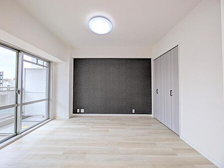 【洋室】シンプルで綺麗な形の居室は季節に合わせてインテリアを楽しみながらお住まいいただけます。