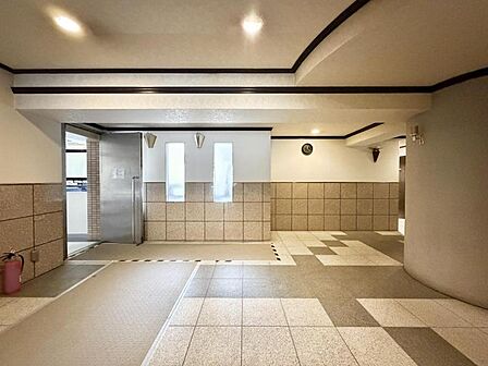 【エントランス】清潔感のあるエントランス。住人同士のゆるやかな交流を育む場。