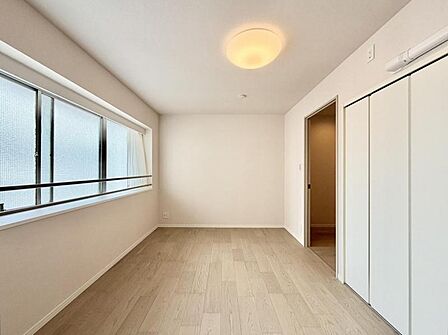 【洋室:7.9帖】シンプルで落ち着いた洋室は、夫婦の寝室に。一日の終わりに、ほっとひと息つけるプライベート空間です。
