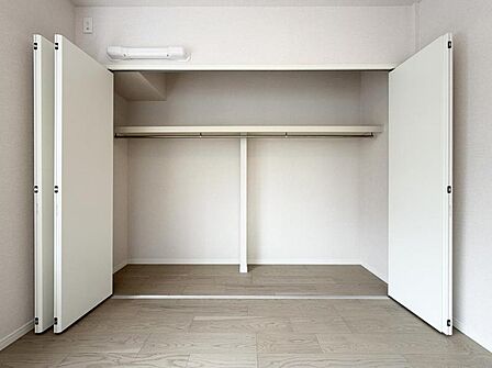 【収納】衣類や大きな家電などをマルチに収納できて住空間をより広げてくれます。