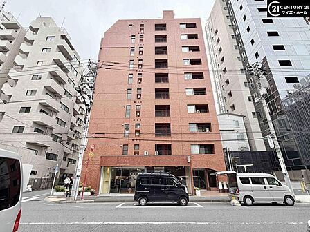 【外観】青空に映えるあたたかみのある外観デザイン。日々の暮らしに寄り添う穏やかな住環境。