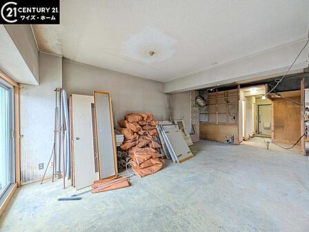 【リビング：13.5帖】広々とした開放感をその手に。暮らしの質を変えるリノベ、進行中。