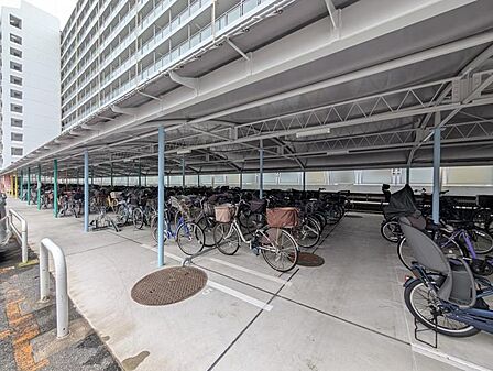 【駐輪場】敷地内に整理された駐輪場があり、愛車の保管に便利。
