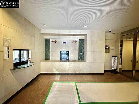 【エントランス】管理の良さが一目でわかる、清掃の行き届いた開放的なエントランス。