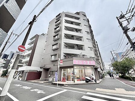 【外観】 閑静な住宅街に佇む、品のあるマンション。街の空気に溶け込む、穏やかな佇まいです。