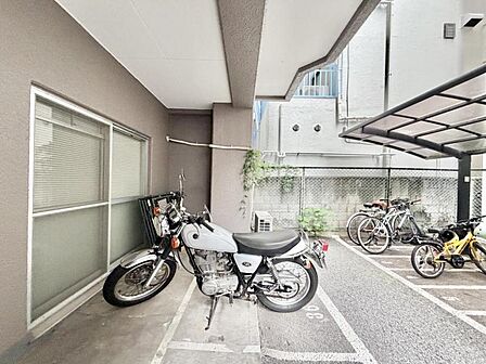 【駐輪場】敷地内に設置されており、日々の利用にも便利です。