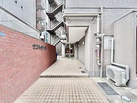 【エントランス】上質な雰囲気を纏う共用スペース。