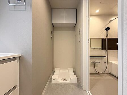 【洗面所】上部の吊戸棚には日用品を収納することもできランドリースペースをスッキリとお使いいただけます。
