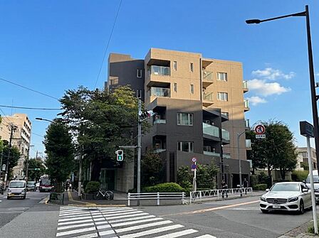 【外観】陽光をたっぷりと取り込む明るい住空間。圧迫感がなく街並みに馴染む落ち着いた佇まい。