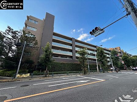 【外観】青空に映える重厚な佇まい。都心の喧騒を忘れさせる端正な外観。