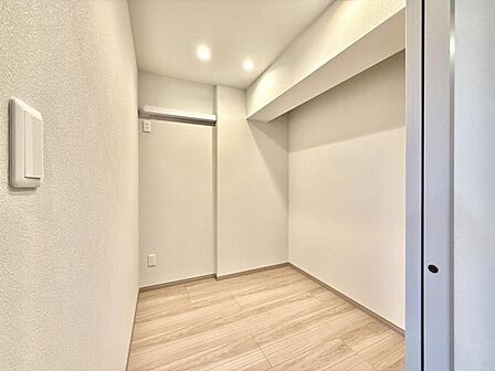 【洋室：2.4帖】独立性があり、在宅ワークにもおすすめのお部屋です。