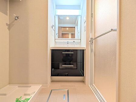 【洗面所】清潔感のある洗面所。朝の外出の準備やお洗濯もスムーズに行えそうです。