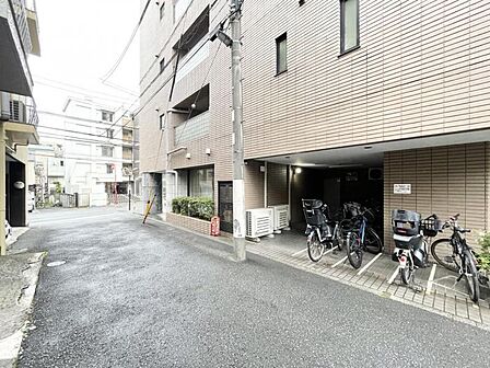 【エントランス】落ち着いた雰囲気のエントランスです。