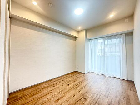【洋室】明るく落ち着いた雰囲気のお部屋です。