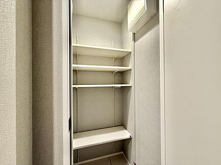 【収納】玄関には収納もたっぷりあるのでスッキリした衛生的な空間を保てそうです。