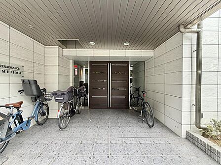 【エントランス】落ち着いた外観にマッチしたエントランス。