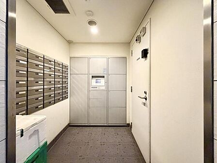 【宅配ボックス】不在時も安心の宅配ボックス。忙しい現代の暮らしに寄り添う設備。