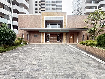 【エントランス】住む人や訪れる人を室内へと優しくエスコートします。