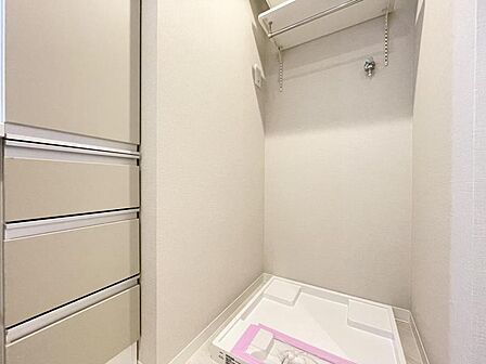 【洗面所】上部の吊戸棚には日用品を収納することもできランドリースペースをスッキリとお使いいただけます。