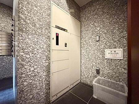 【宅配ボックス】不在時も安心の宅配ボックス。忙しい現代の暮らしに寄り添う設備。