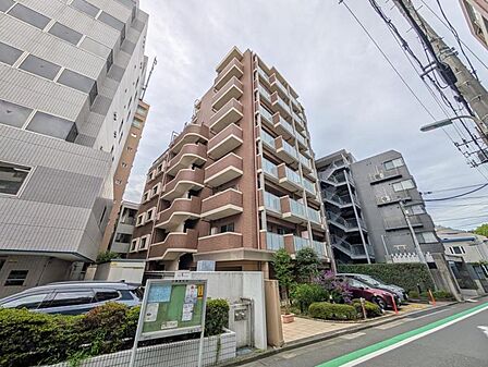 【外観】経年に色褪せない気品。街の風景を美しく変える、ブラウンタイルの洗練。