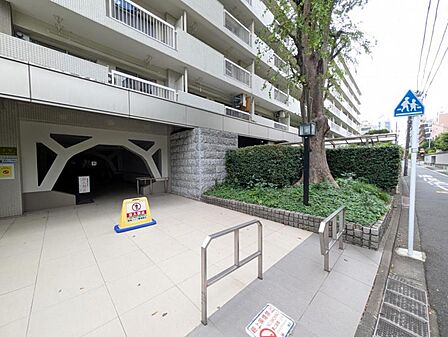 【エントランス】スッキリとした前面道路がもたらす、開放感のある住環境。