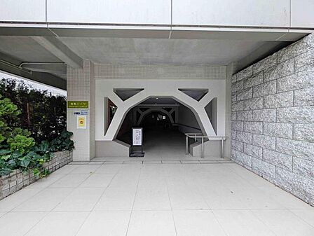 【エントランス】美しい石畳が、居住者やゲストを優雅に迎えるエントランス