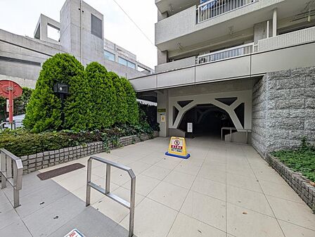 【エントランス】住まいへと続く落ち着いた導入空間。