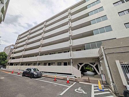 【駐車場】スペースにゆとりがあり、駐車がしやすいフラットな設計です。
