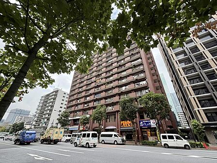 【外観】都会的な景色の中に溶け込みながら、確かな存在感を放つデザイン。