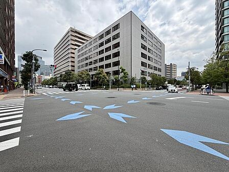【周辺環境】幅員にゆとりある前面道路。視界が広がり、確かな開放感があります。