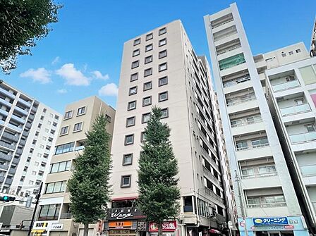 【外観】圧迫感がなく街並みに馴染む落ち着いた佇まい。