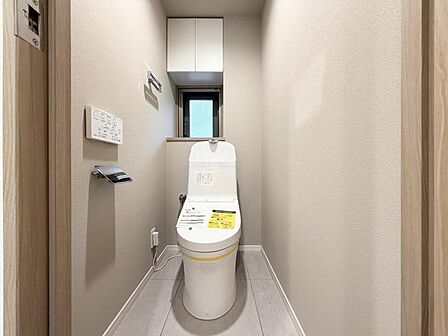 【トイレ】白を基調とした清潔感あふれる空間となっております。