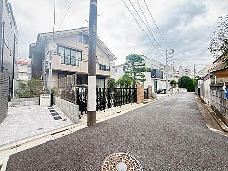 【前面道路】 ゆとりある幅員の前面道路。エントランスが奥まっているので道路からの視線も気になりません