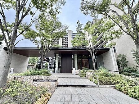 【エントランス】奥行きのある美しいアプローチが、ここに住まう安心感と品格を優しく包み込みます。