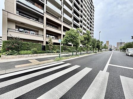 【周辺環境】駅からの帰り道も心地よいフラットなアプローチ。