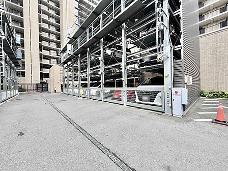 【駐車場】防犯面でも安心感のある機械式の駐車場。