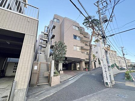 落ち着いた色合いで、周囲の街並みに馴染む外観です。