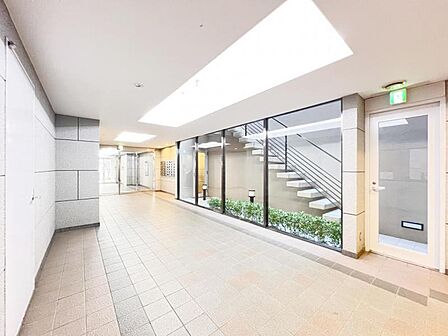 住まいの顔ともいえるエントランスは、上品で洗練された印象に仕上がっています。